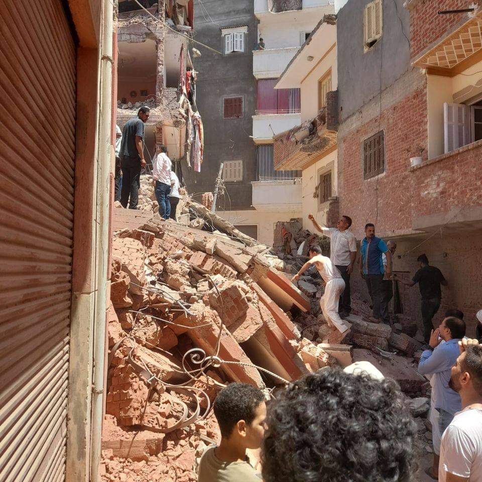 بالصور .. انهيار عقار جديد مكون من 8 طوابق في مصر اليوم الاحد