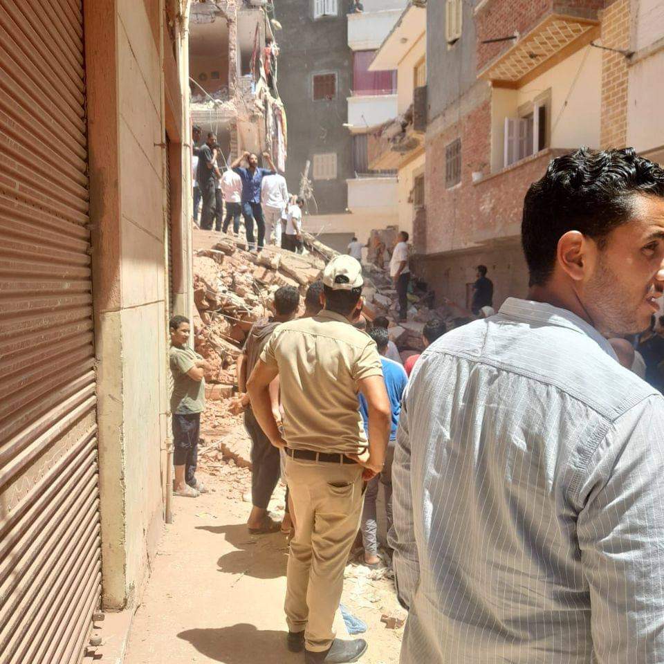 بالصور .. انهيار عقار جديد مكون من 8 طوابق في مصر اليوم الاحد
