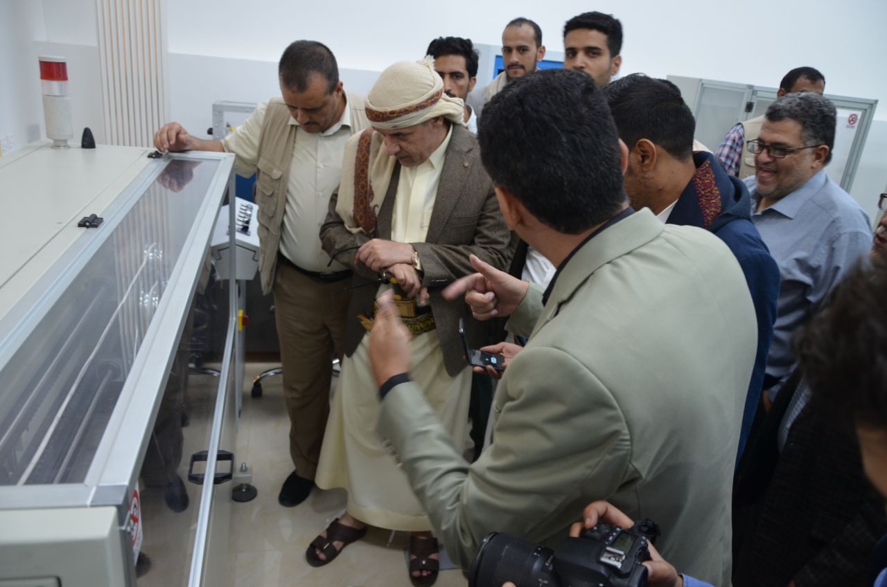 وزير الاقتصاد يدشن مختبرات فحص المواد والاجهزه الكهربائية والطاقة المتجددة في الهيئة اليمنية للمواصفات والمقاييس