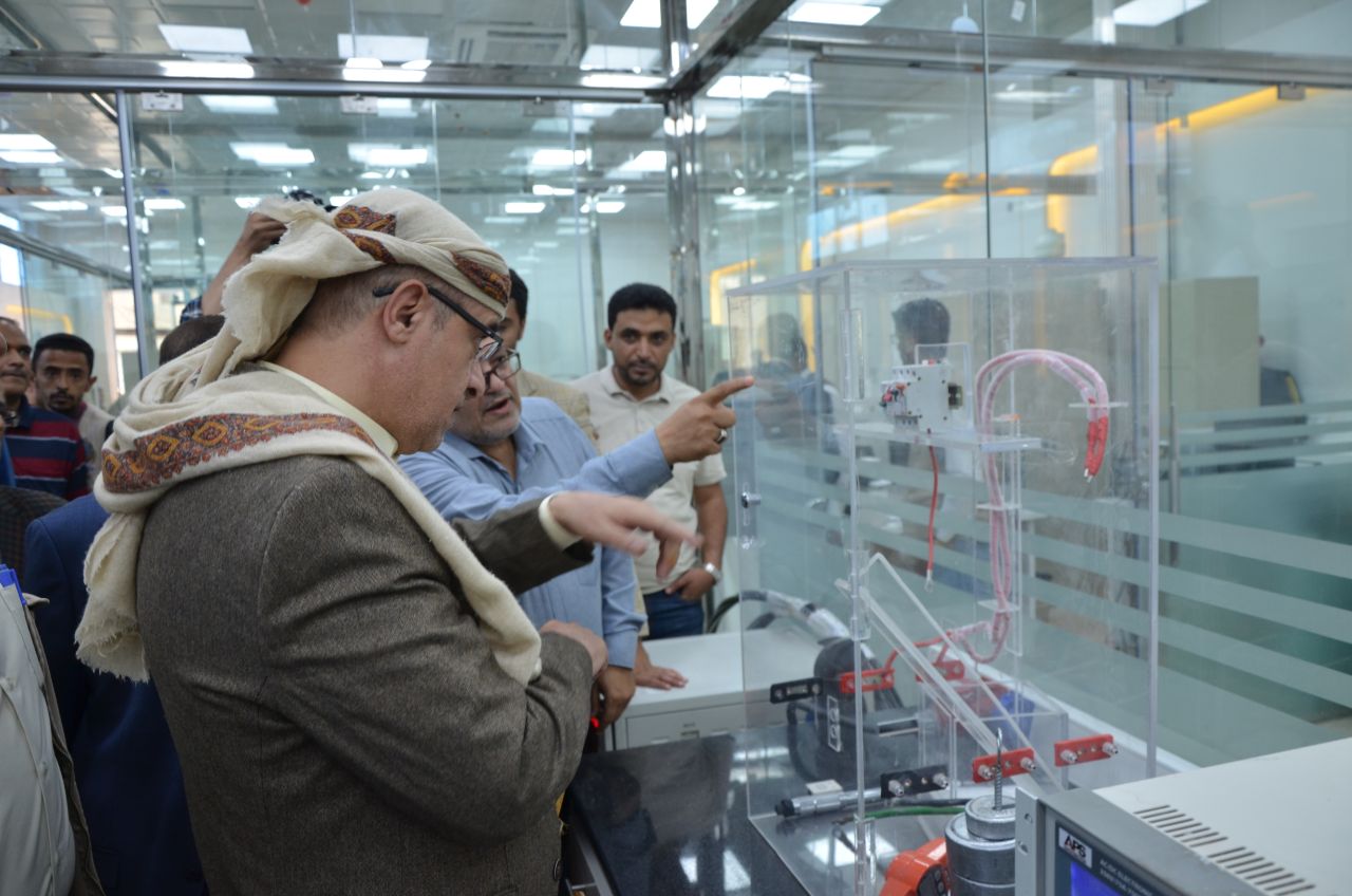 وزير الاقتصاد يدشن مختبرات فحص المواد والاجهزه الكهربائية والطاقة المتجددة في الهيئة اليمنية للمواصفات والمقاييس