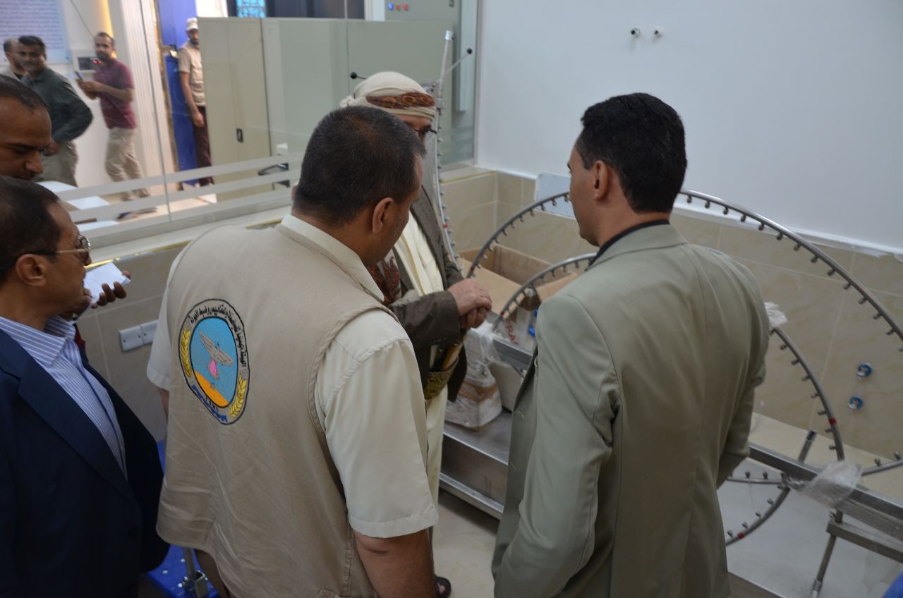 وزير الاقتصاد يدشن مختبرات فحص المواد والاجهزه الكهربائية والطاقة المتجددة في الهيئة اليمنية للمواصفات والمقاييس