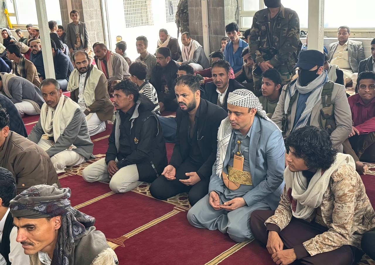 الرئيس المشاط يؤدي صلاة الجمعة في أحد جوامع العاصمة .. وهذا  ماحدث بعد الصلاة  .. صور