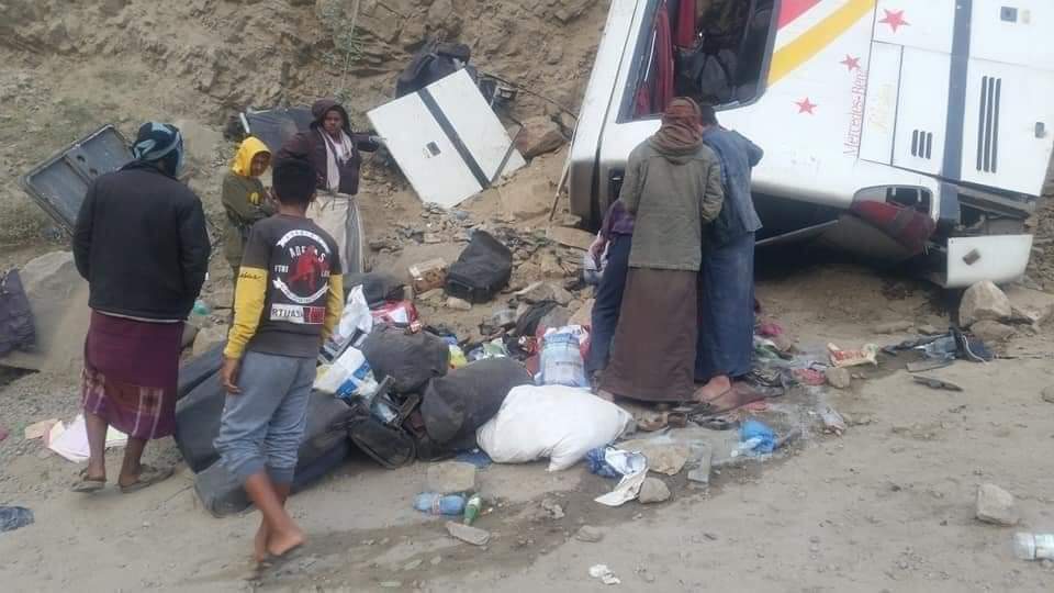 لحج .. توفي مواطنان وأصيب 22 آخرون  في حادث انقلاب حافلة نقل جماعي .. صور