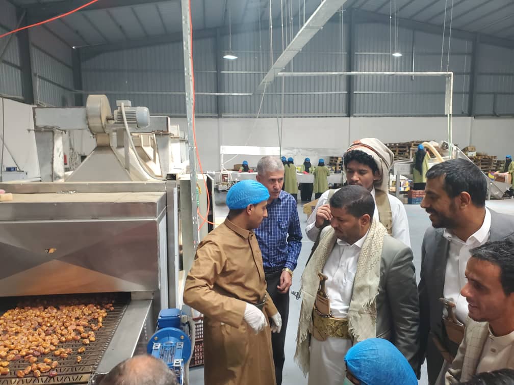 مدير عام هيئة المواصفات يطلع على سير العمل في الشركة اليمنية لتعبئة التمور ويؤكد أهمية الالتزام بالمواصفات القياسية