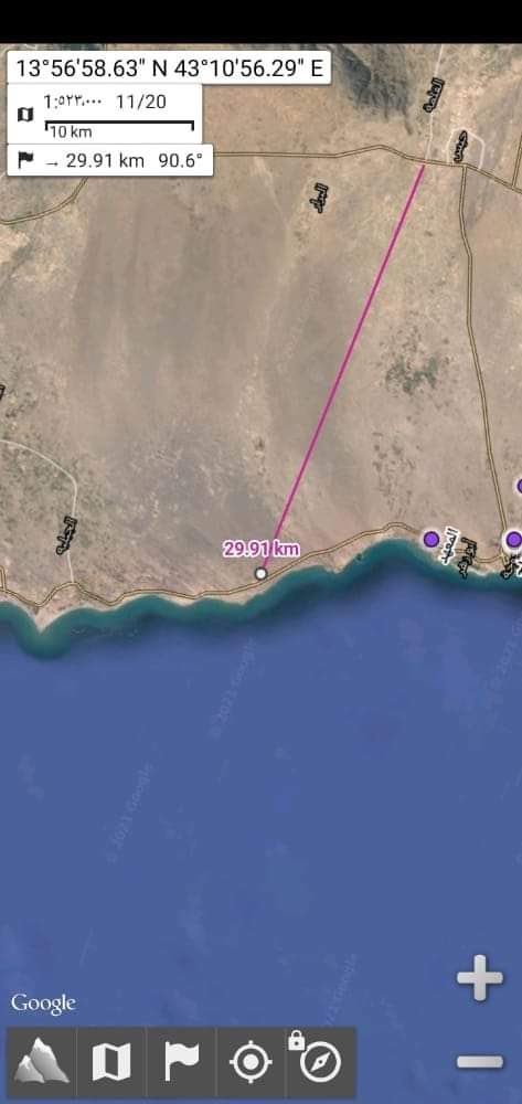 المشرف العسكري الإماراتي في الساحل الغربي ينزل بالخريطه الميدانيه حدود التقسيم الجديد ويهدد اي طرف يخترق الحدود سيتم قصفه .. صور