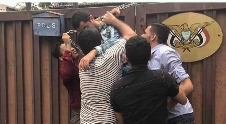 شاهد بالصور .. مؤلم جداً طالب يمني في ماليزيا يقوم بالإنتحار وشنق نفسه على أبواب السفارة اليمنية