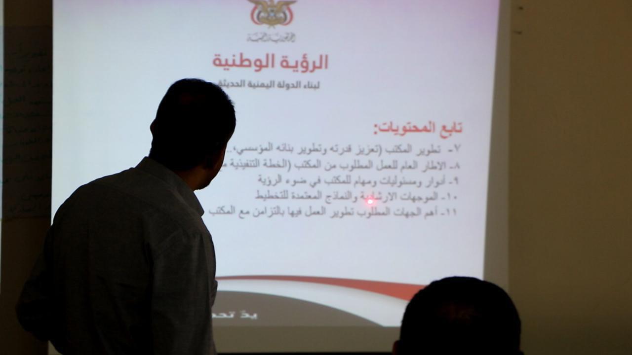 وردنا الآن بالصور من داخل مكتب رئاسة الجمهورية في العاصمة صنعاء.. هذا ما حدث