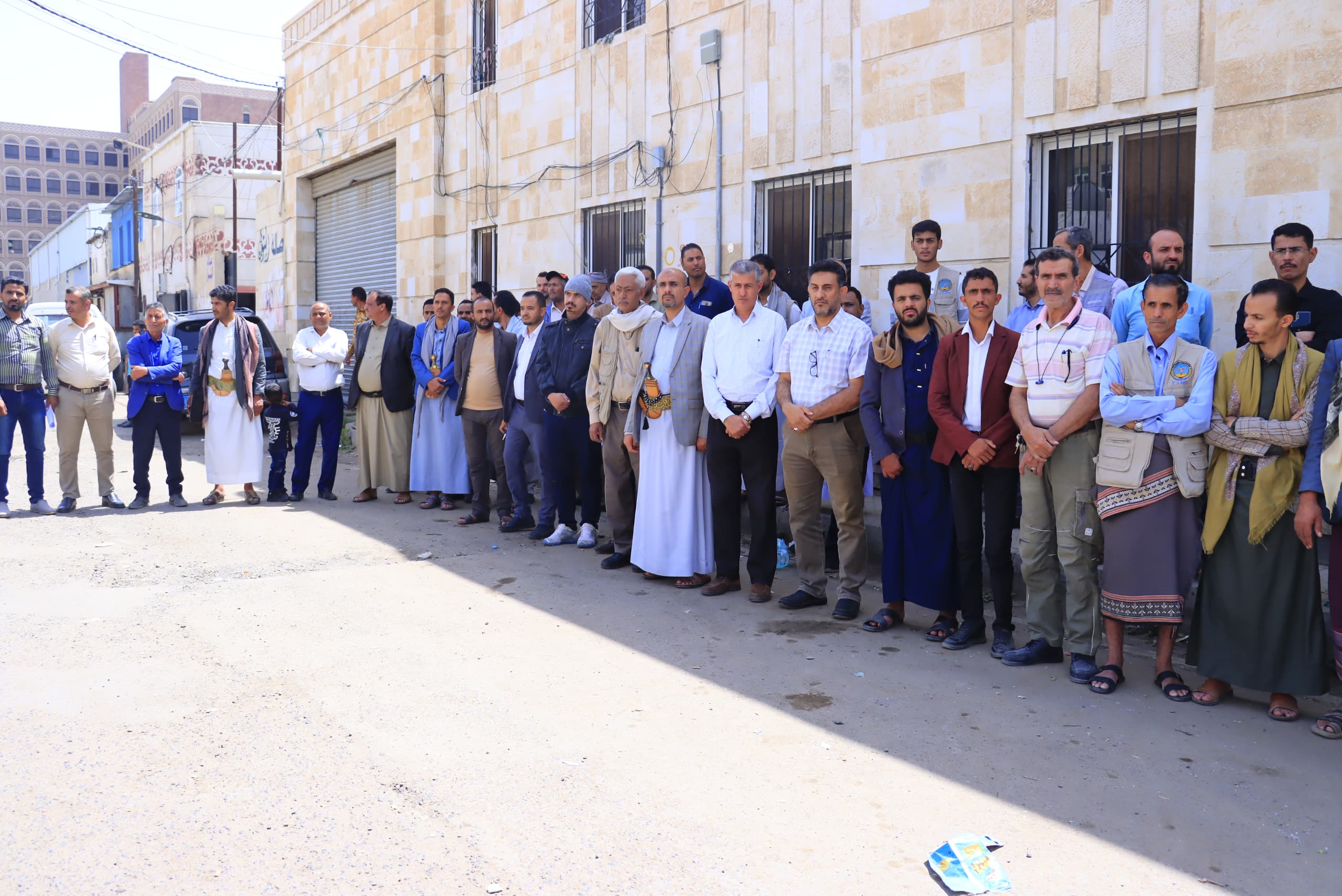 وقفة إحتجاجية لموظفي الهيئة اليمنية للمواصفات يباركون الإنجاز الامني بكشف خلايا الشبكة التجسسية ويعلنون تفويضهم المطلق لقائد الثورة في إتخاذ كل الخيارات للدفاع عن حقوق اليمن وشعبها