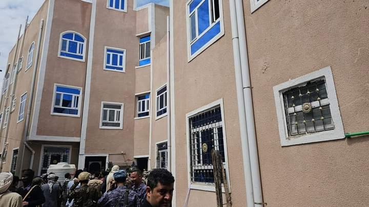 صور جميلة من داخل وخارج  .. وزارة الداخلية تسلم منازل الأسر المتضررة في رداع بعد إعادة إعمارها وتأثيثها