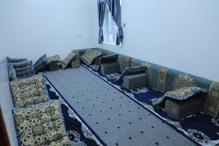 صور جميلة من داخل وخارج  .. وزارة الداخلية تسلم منازل الأسر المتضررة في رداع بعد إعادة إعمارها وتأثيثها