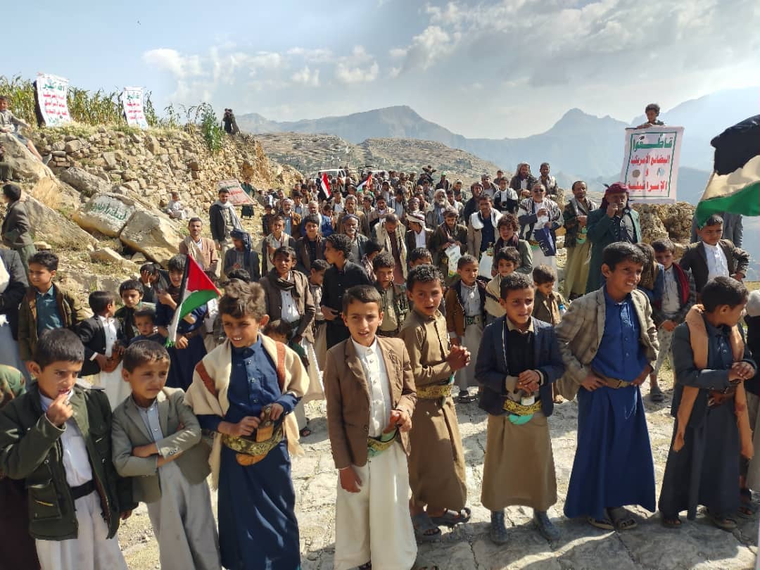 مسيرةحاشدة لأبناء الأشمور تجدد العهد بالوفاء للشهداء وتؤكد المضي في نهج المقاومة