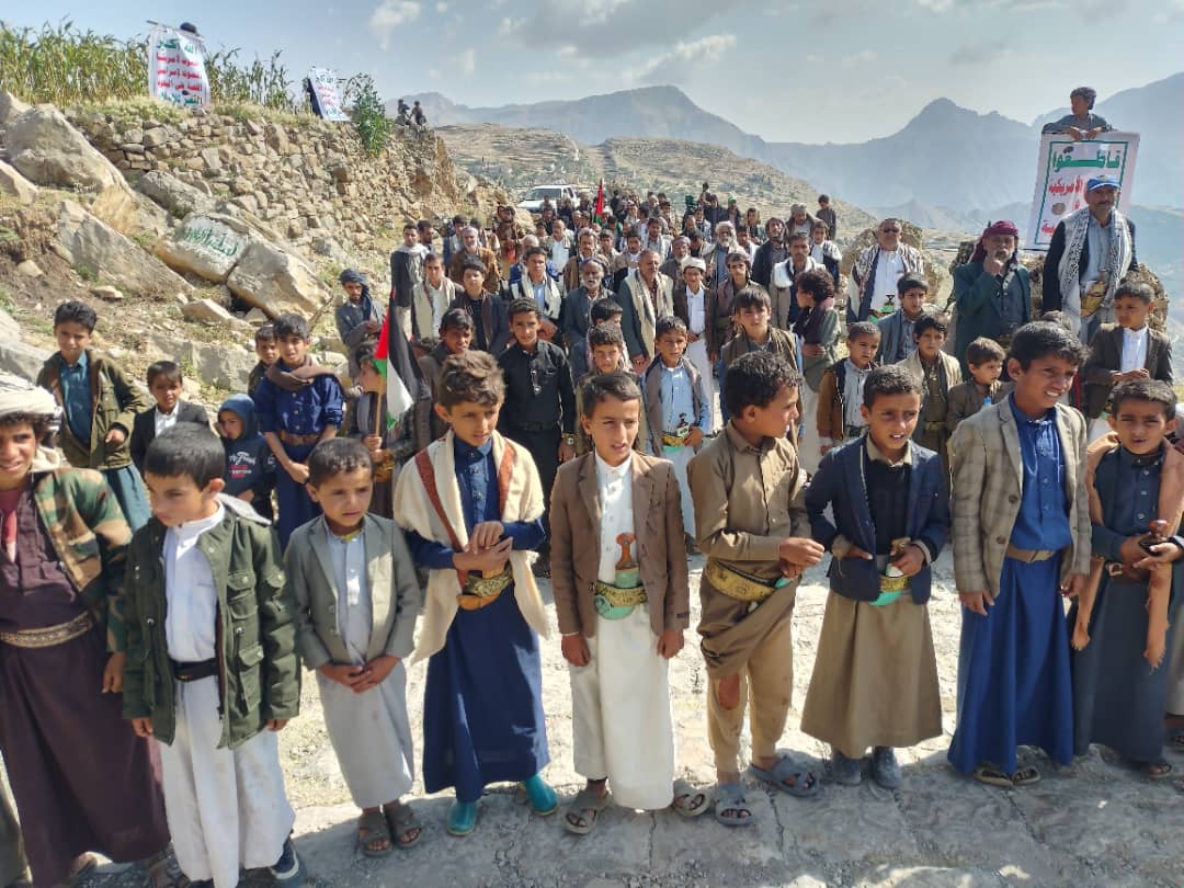 مسيرةحاشدة لأبناء الأشمور تجدد العهد بالوفاء للشهداء وتؤكد المضي في نهج المقاومة