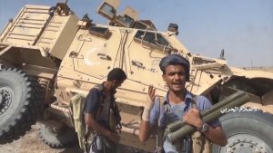 الإعلام الحربي ينشر مشاهد بالصوت والصورة شاهد ضربة موجعة لمرتزقة العدوان جثث وأشلاء متناثرة وهروب من تبقى تاركين وراءهم مدرعات وآليات عسكرية متطورة في هذه الجبهة