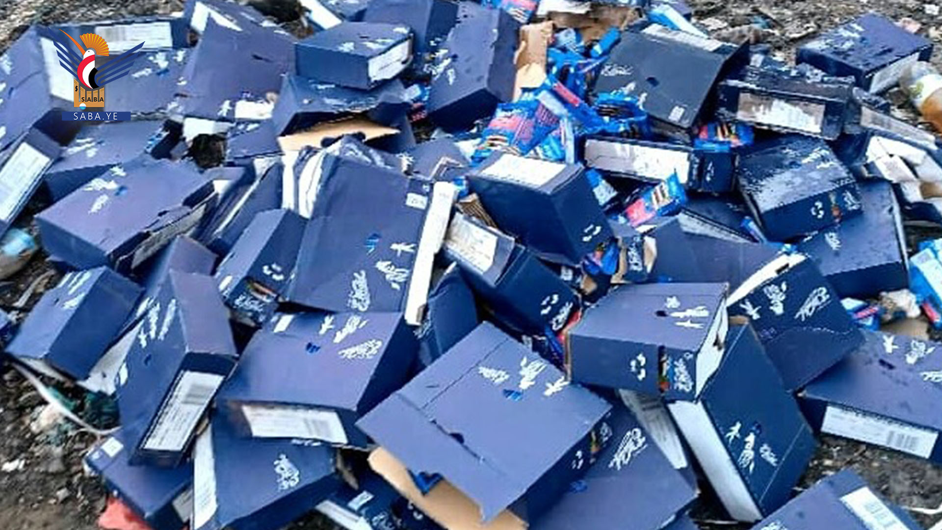 بالصور .. هيئة المواصفات والمقاييس تضبط كمية من السلع والبضائع وهي معفنة وتحتوي على مكونات الكحول على المنتج  ..
