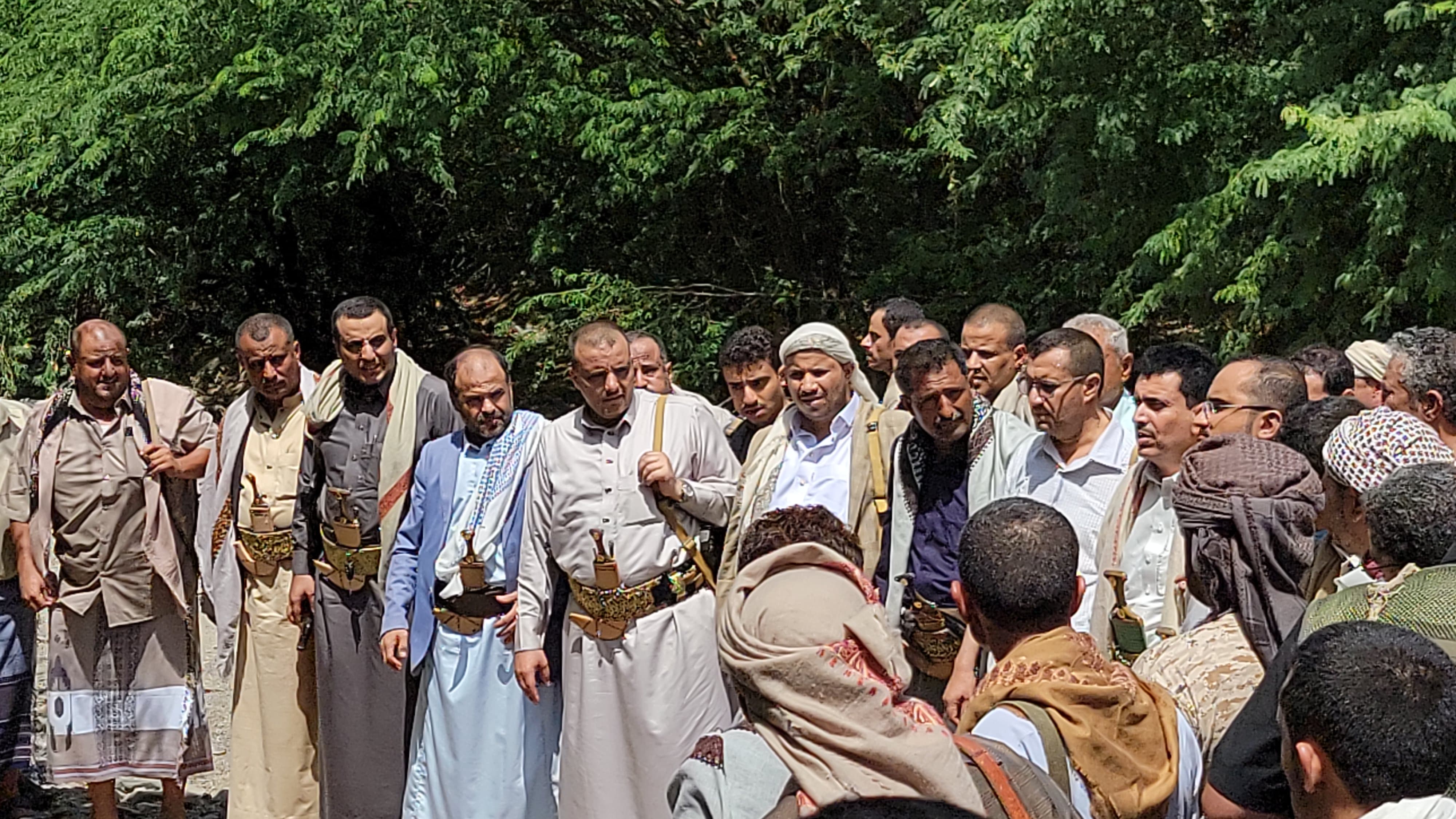 وزير الصناعة والتجارة والمدير التنفيذي للهيئة اليمنية للمواصفات ورئيس مؤسسة الأسمنت ووكلاء وزارة الصناعة يزورا المرابطين في جبهة الكدحة بتعز