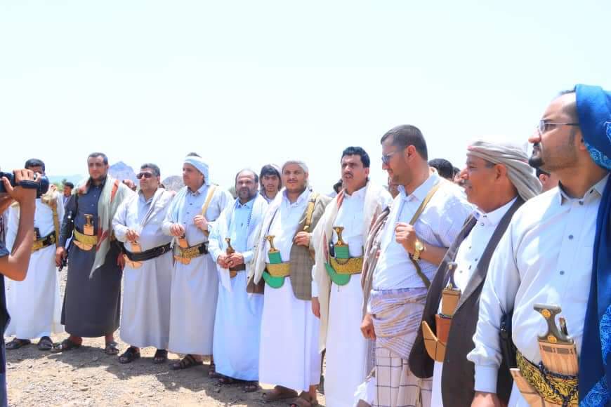 وزير الصناعة والتجارة والمدير التنفيذي للهيئة اليمنية للمواصفات ورئيس مؤسسة الأسمنت ووكلاء وزارة الصناعة يزورا المرابطين في جبهة الكدحة بتعز