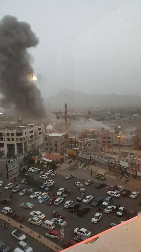 شاهد بالصوره لحظات القصف الذي استهدف العاصمة صنعاء قبل قليل جوار جولة المصباحي وتضرر عدد من المنازل والمستشفيات