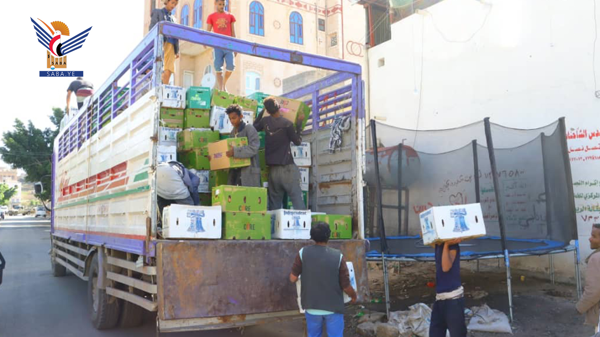 بالصور.. الأجهزة الامنية بالعاصمة صنعاء  تضبط بحي النهضة بمديرية الثورة  أكثر من 12طن من هذا المنتج الممنوع دخوله الى اليمن