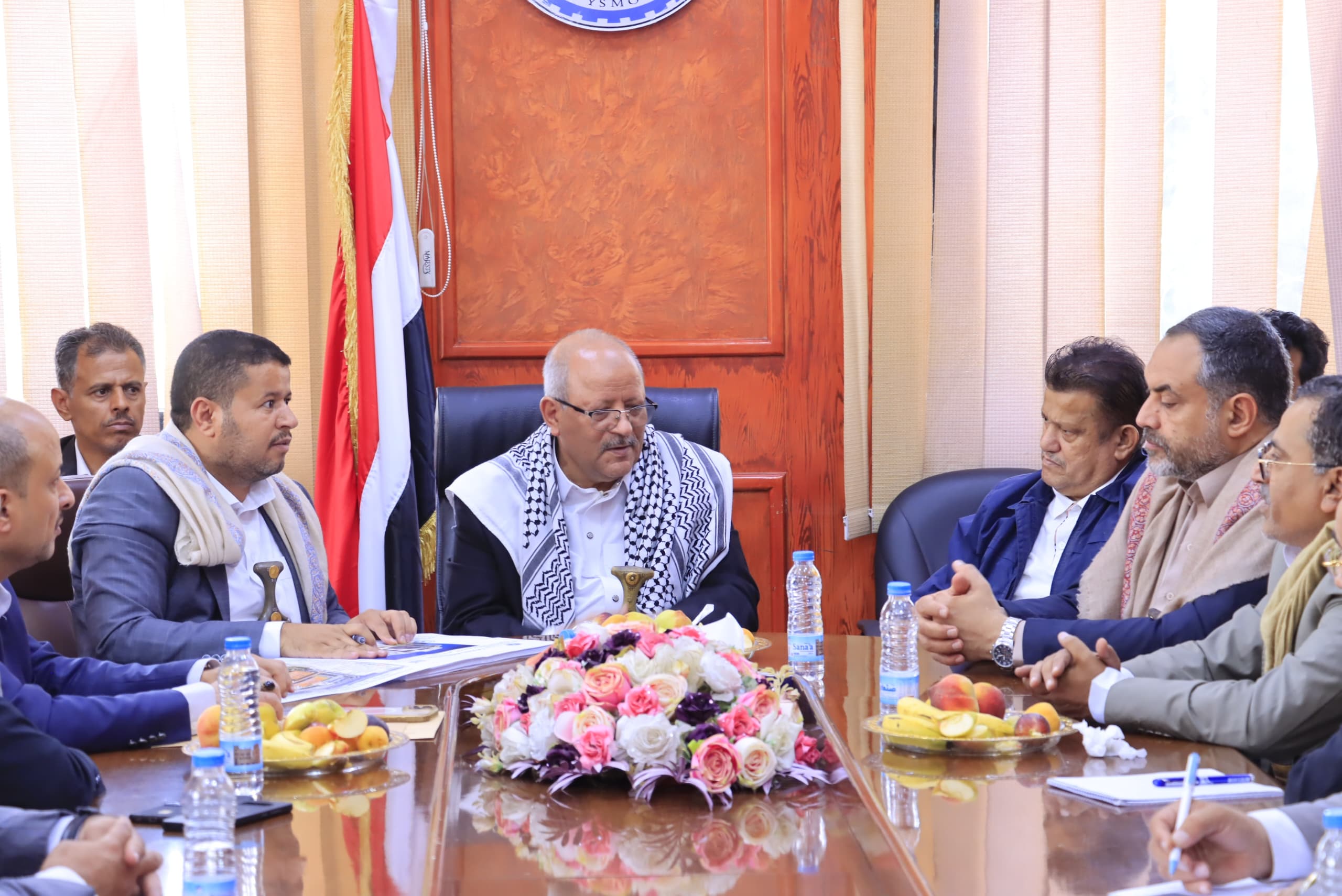 عضو المجلس السياسي الأعلى محمد النعيمي يناقش خطط تطوير المختبرات والبنية التحتية بهيئة المواصفات