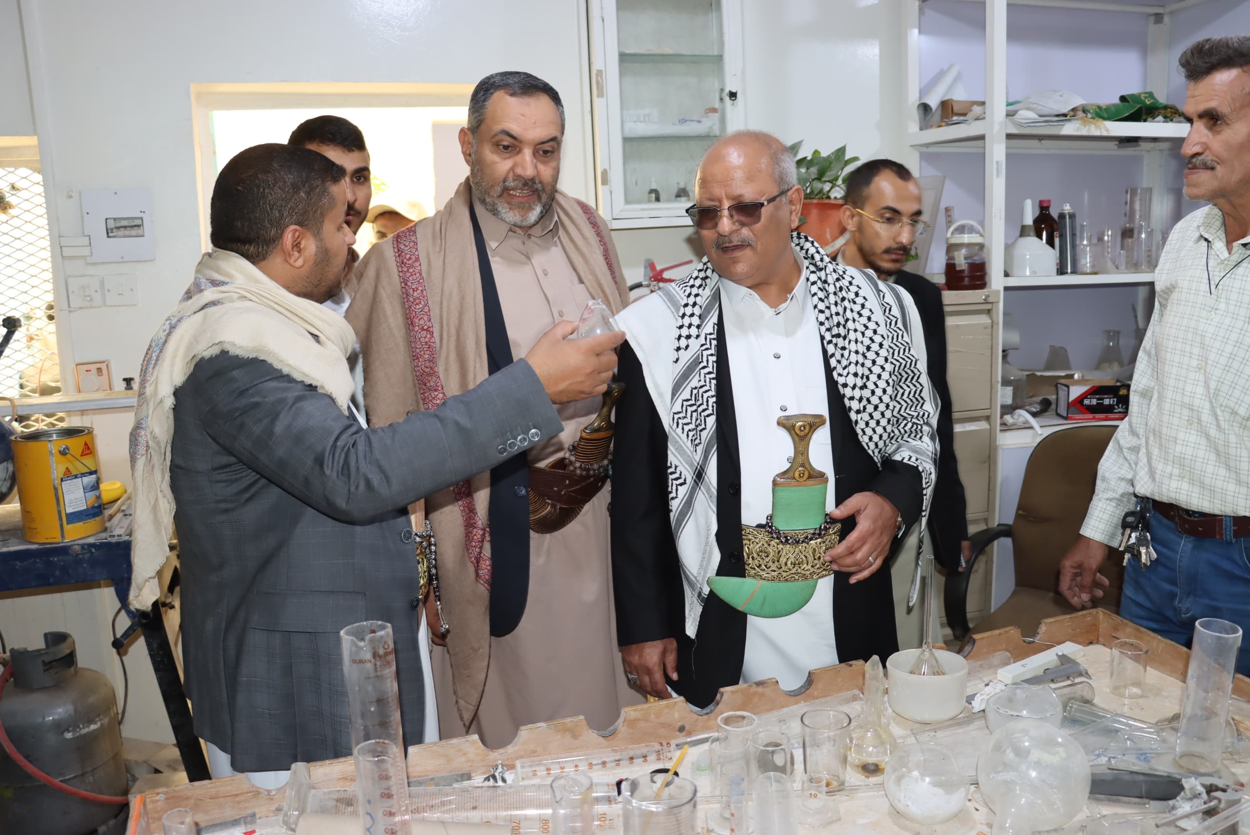 عضو المجلس السياسي الأعلى محمد النعيمي يناقش خطط تطوير المختبرات والبنية التحتية بهيئة المواصفات