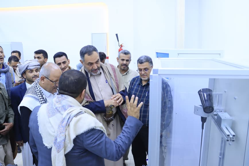 عضو المجلس السياسي الأعلى محمد النعيمي يناقش خطط تطوير المختبرات والبنية التحتية بهيئة المواصفات