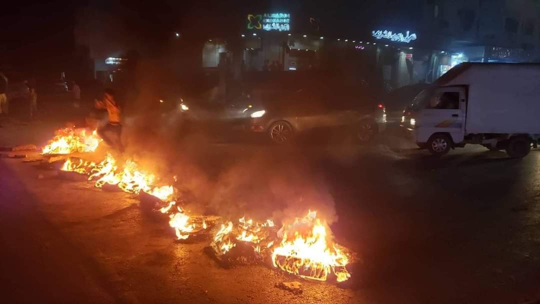 شاهد بالصور ... تظاهرات الليليه الغاضبة التي اندلعت قبل قليل في عدن