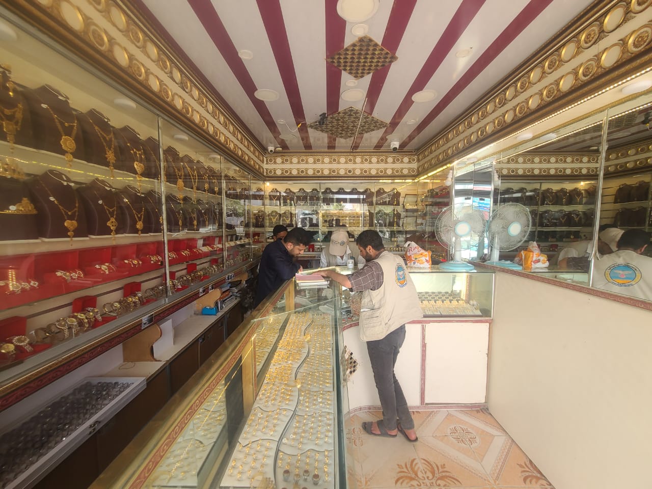 هيئة المواصفات والمقاييس بذمار تنفذ نزولًا ميدانيًا لمحلات بيع وشراء المصوغات الذهبية بمحافظة البيضاء