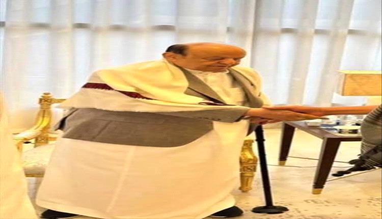 شاهد..ظهور مخزي للخائن عبدربه منصور هادي بوجه شاحب وجسد هزيل فاقد التوازن لايستطيع الوقوف بدون تلك العصا التي يستند عليها
