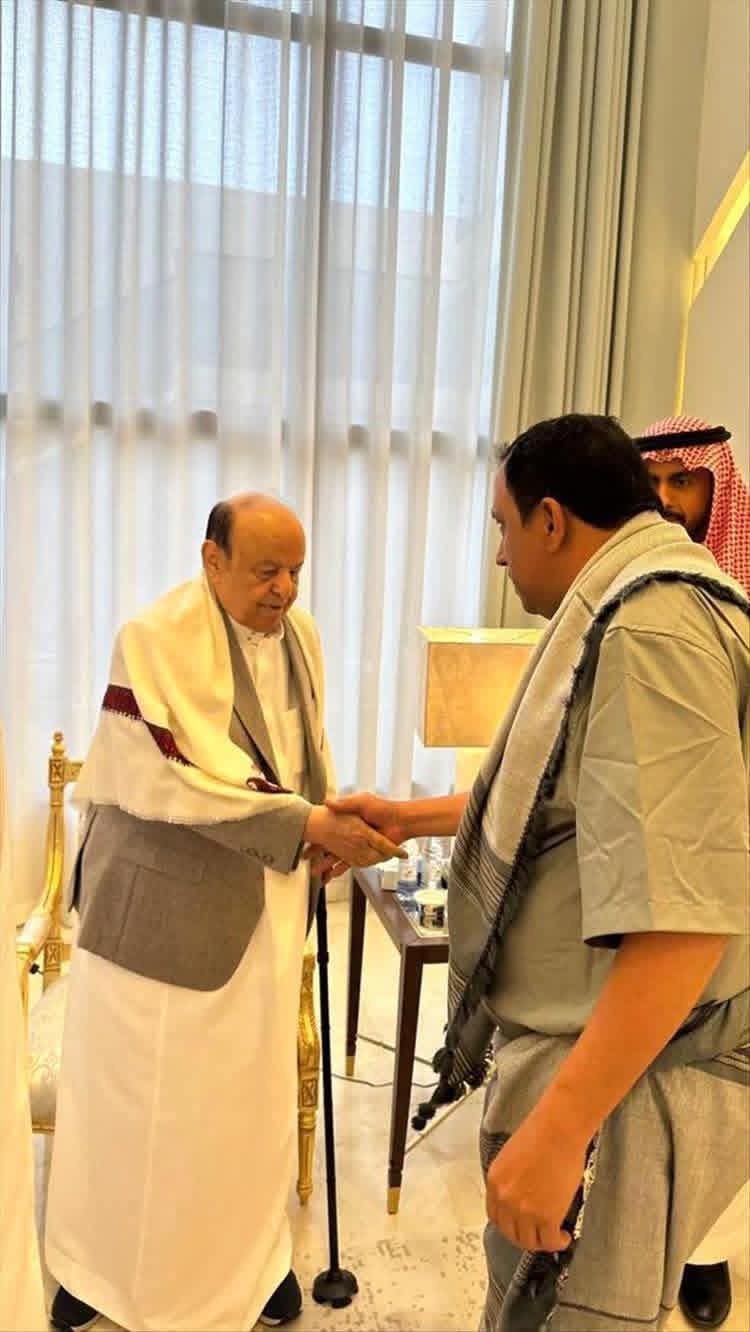 شاهد..ظهور مخزي للخائن عبدربه منصور هادي بوجه شاحب وجسد هزيل فاقد التوازن لايستطيع الوقوف بدون تلك العصا التي يستند عليها