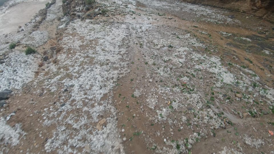شاهد بالصور.. في عمران _ الأشمور أمطار غزيرة مصحوبة بتساقط كرات الثلج بكثافة غير مسبوقة