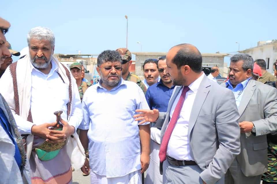 عضو السياسي الأعلى يزيح الستار عن اللوحة التذكارية لعدد من المشاريع الاستراتيجية بالحديدة..
