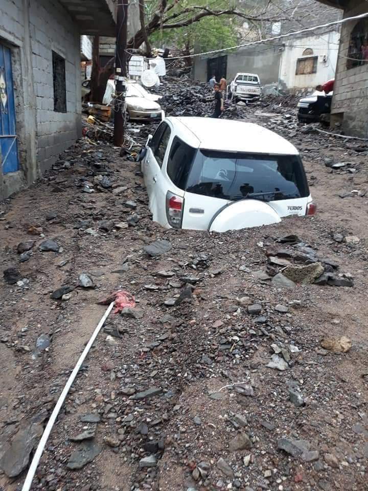 عدن تدفن بالحجار والتراب ...شاهد الصور