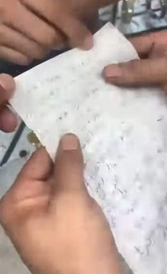سيدة يمنية تكتشف بعد 20 عاماً بأن الحزام الفضي الذي جاءها هدية من صديقتها بداخله سحر تسبب بعدم إنجابها .. صور + تفاصيل