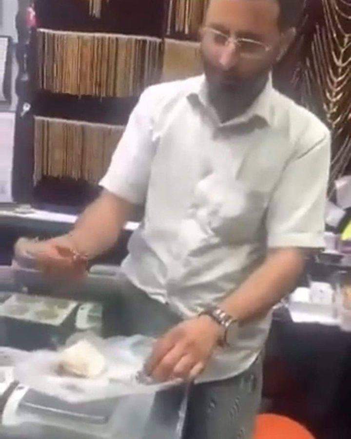 سيدة يمنية تكتشف بعد 20 عاماً بأن الحزام الفضي الذي جاءها هدية من صديقتها بداخله سحر تسبب بعدم إنجابها .. صور + تفاصيل