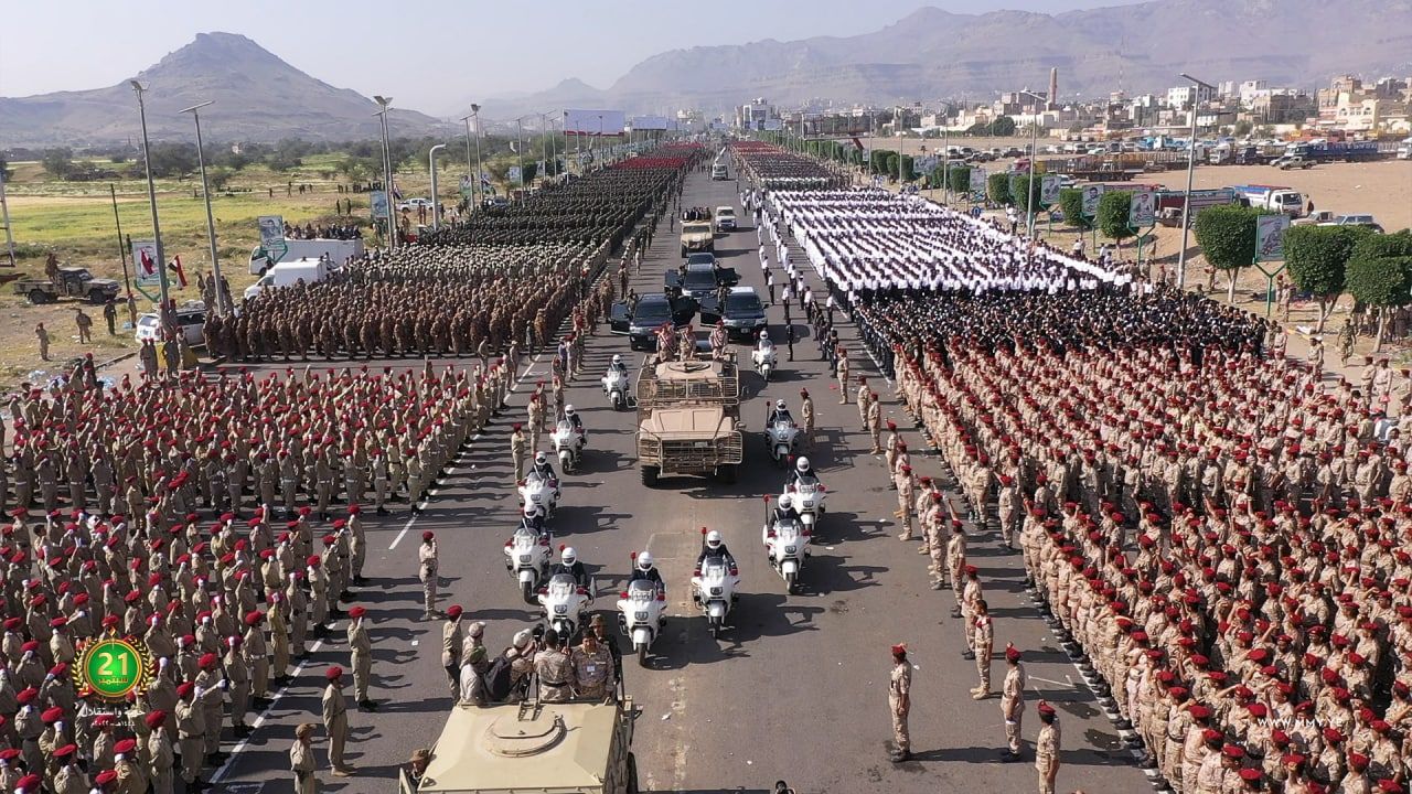 صواريخ استراتيجية رادعه في عرض عسكري هو الأضخم في العاصمة صنعاء .. صور