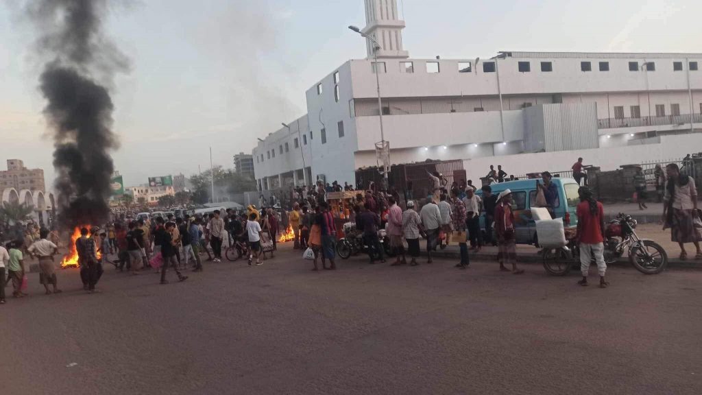 عاجل .. بالصور بسبب تردي الاوضاع انتفاضة شعبية واسعه وحشود جماهيرية تحرق الاطارات وتقطع خط المطار وخروج ثلاث مناطق عن السيطرة