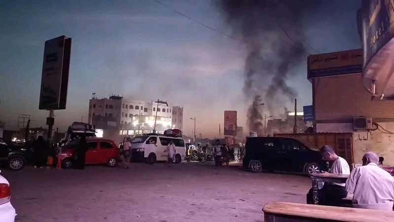 عاجل .. بالصور بسبب تردي الاوضاع انتفاضة شعبية واسعه وحشود جماهيرية تحرق الاطارات وتقطع خط المطار وخروج ثلاث مناطق عن السيطرة