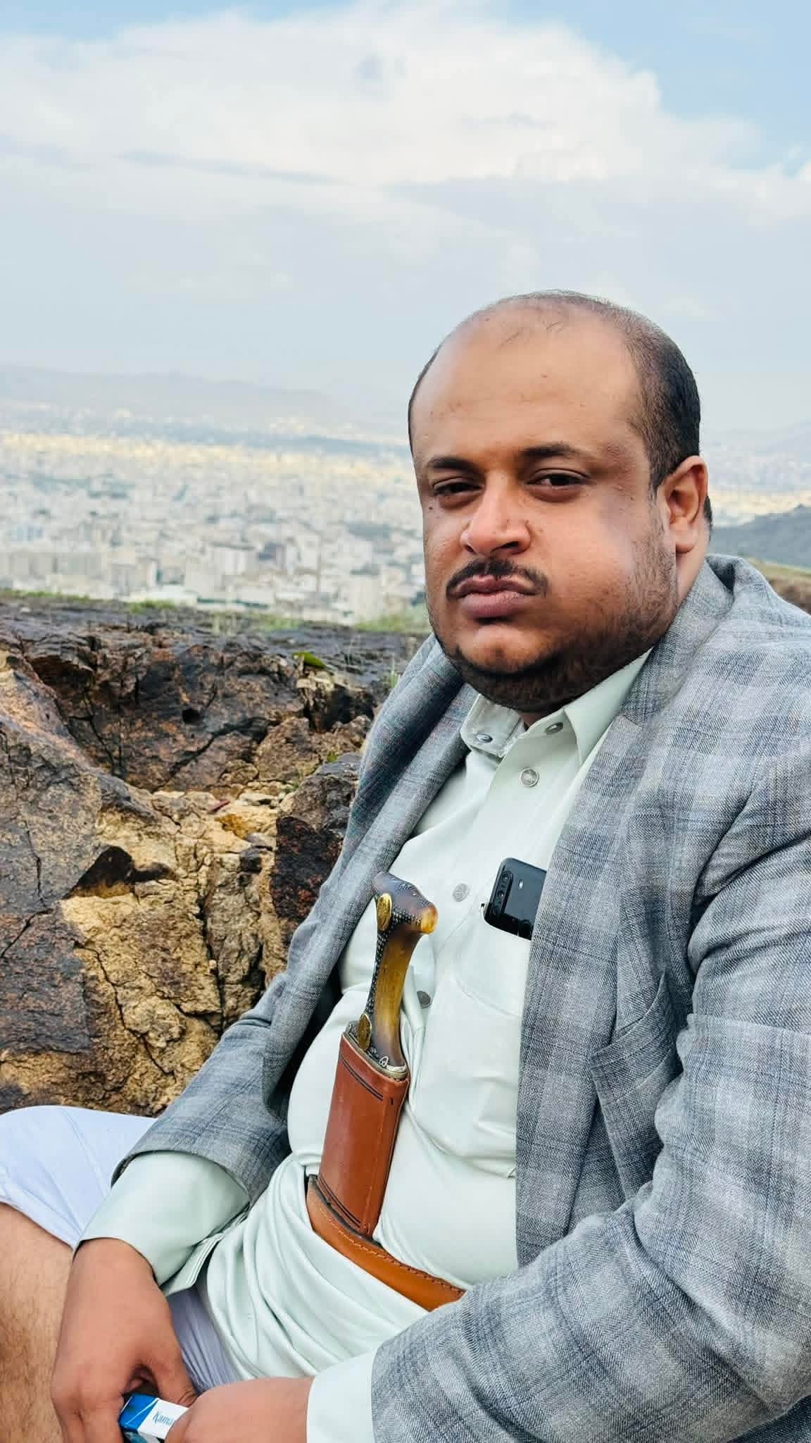 الشيخ محمد القاز يقدّم برقية عزاء للفريق علي بن علي القيسي في وفاة نجله