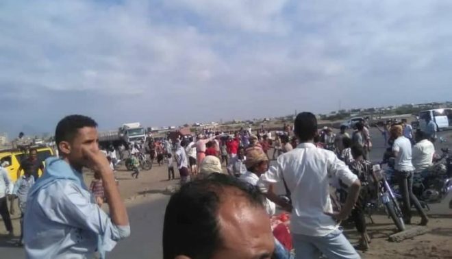 شاهد بالصورة مظاهرات عارمة ضد مرتزقة العدوان بسبب إغتصابها طفل بالمخا ومطالبات شعبية بعودة الحوثي
