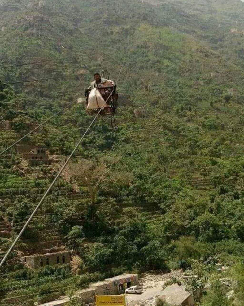 مواطن يمني يخترع جسر جوي للتنقل من جبل إلى جبل آخر.. (تفاصيل وصور )