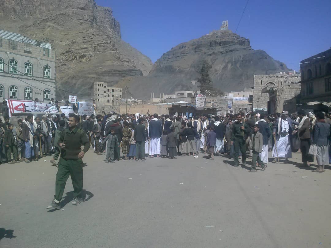 بالصور.. وقفة إحتجاجية حاشدة لابناء مديرية مسور بعمران إحتفاء بالذكرى الرابعة من الصمود في وجه العدوان