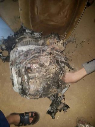 شاهد بالصور .. حطام طائرة تابعة لقوات تحالف العدوان تم إسقاطها في أجواء العاصمة صنعاء