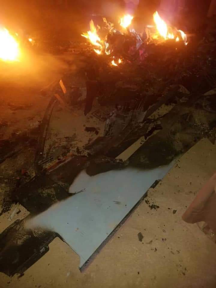 شاهد بالصور .. حطام طائرة تابعة لقوات تحالف العدوان تم إسقاطها في أجواء العاصمة صنعاء