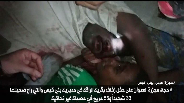 شاهد بالصور مجزرة حفل الزفاف بمحافظة حجة بينها صورة مؤلمة لطفل يحاول إيقاظ والده بعد إستشهاده بغارات طيران العدوان