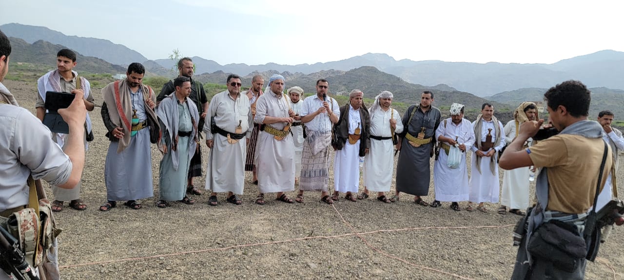 المدير التنفيذي للمواصفات والمقاييس ونائبة يزورا المرابطين في جبهتي المجاعشة والشراعي بمديرية مقبنه بتعز وينقلا لهم تهاني وتبريكات قائد الثورة ورئيس الجمهورية 
