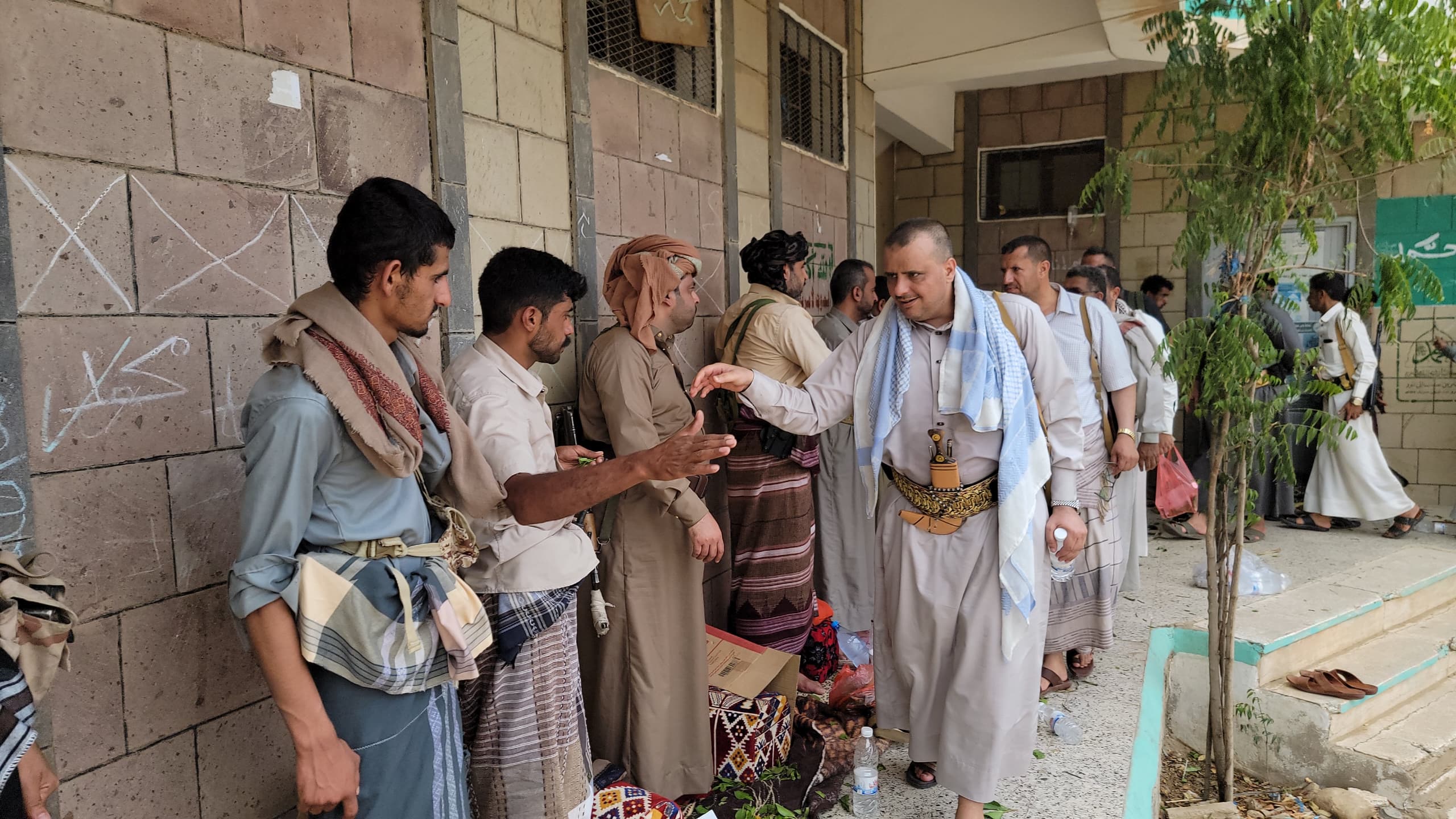 المدير التنفيذي للمواصفات والمقاييس ونائبة يزورا المرابطين في جبهتي المجاعشة والشراعي بمديرية مقبنه بتعز وينقلا لهم تهاني وتبريكات قائد الثورة ورئيس الجمهورية 