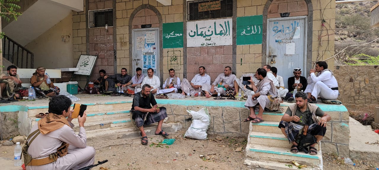 المدير التنفيذي للمواصفات والمقاييس ونائبة يزورا المرابطين في جبهتي المجاعشة والشراعي بمديرية مقبنه بتعز وينقلا لهم تهاني وتبريكات قائد الثورة ورئيس الجمهورية 