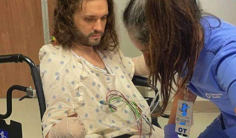 بتر ذراعيه وأجزاء من قدمه .. حشرة صغيرة تحول حياة شاب إلى مأساة حقيقية .. تفاصيل + صور
