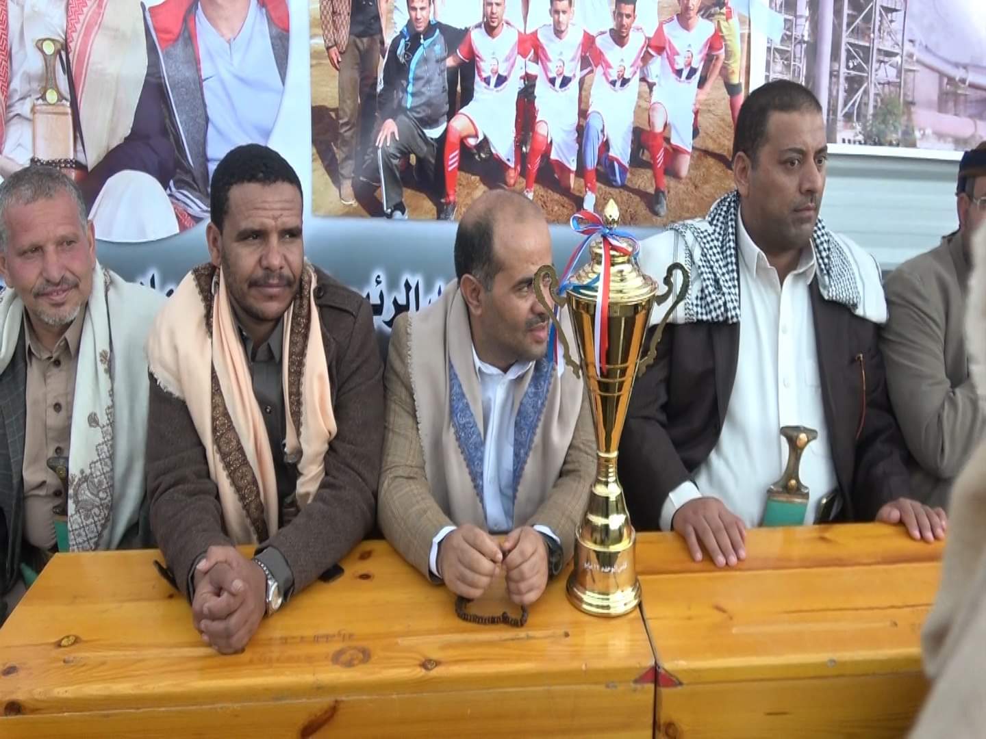محافظ عمران يحضر مباراة فريق الرئيس الصماد والصقر على كاس الوحدة ( صور )