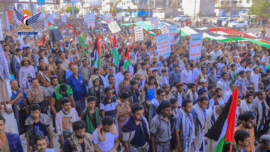 حدث قبل قليل الشوارع تكتظ بعد خروج المواطنين من منازلهم كأنهم جراد منتشر ماذا حدث في شوراع محافظة الحديدة 